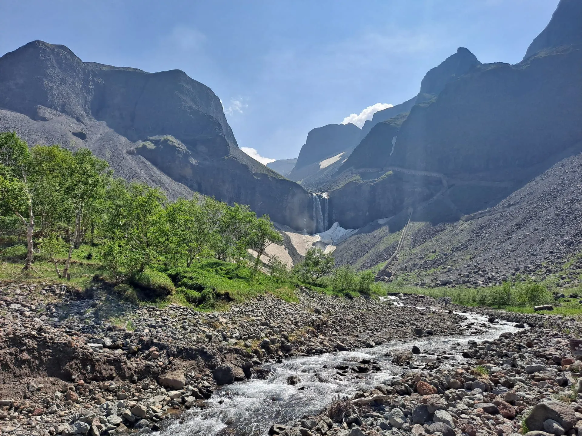 Changbai Waterfall (长白瀑布, Chángbái Pùbù)