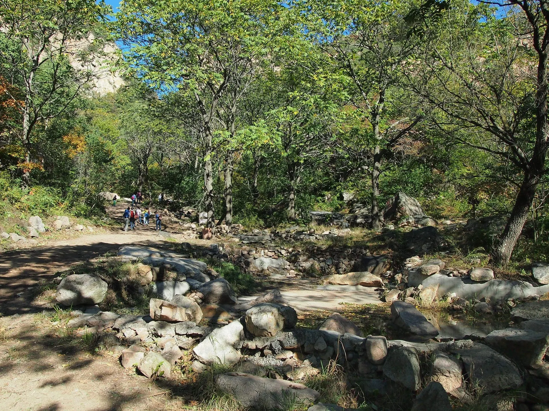 Five Dragon Pool (五龙潭, Wǔlóng Tán)