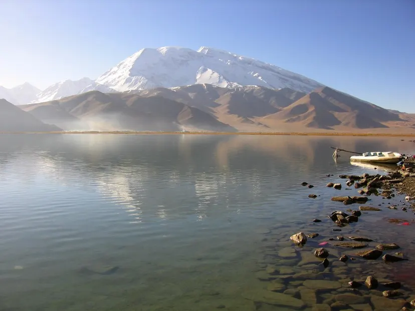 Karakul Lake (喀拉库勒湖, Kālākùlè Hú)