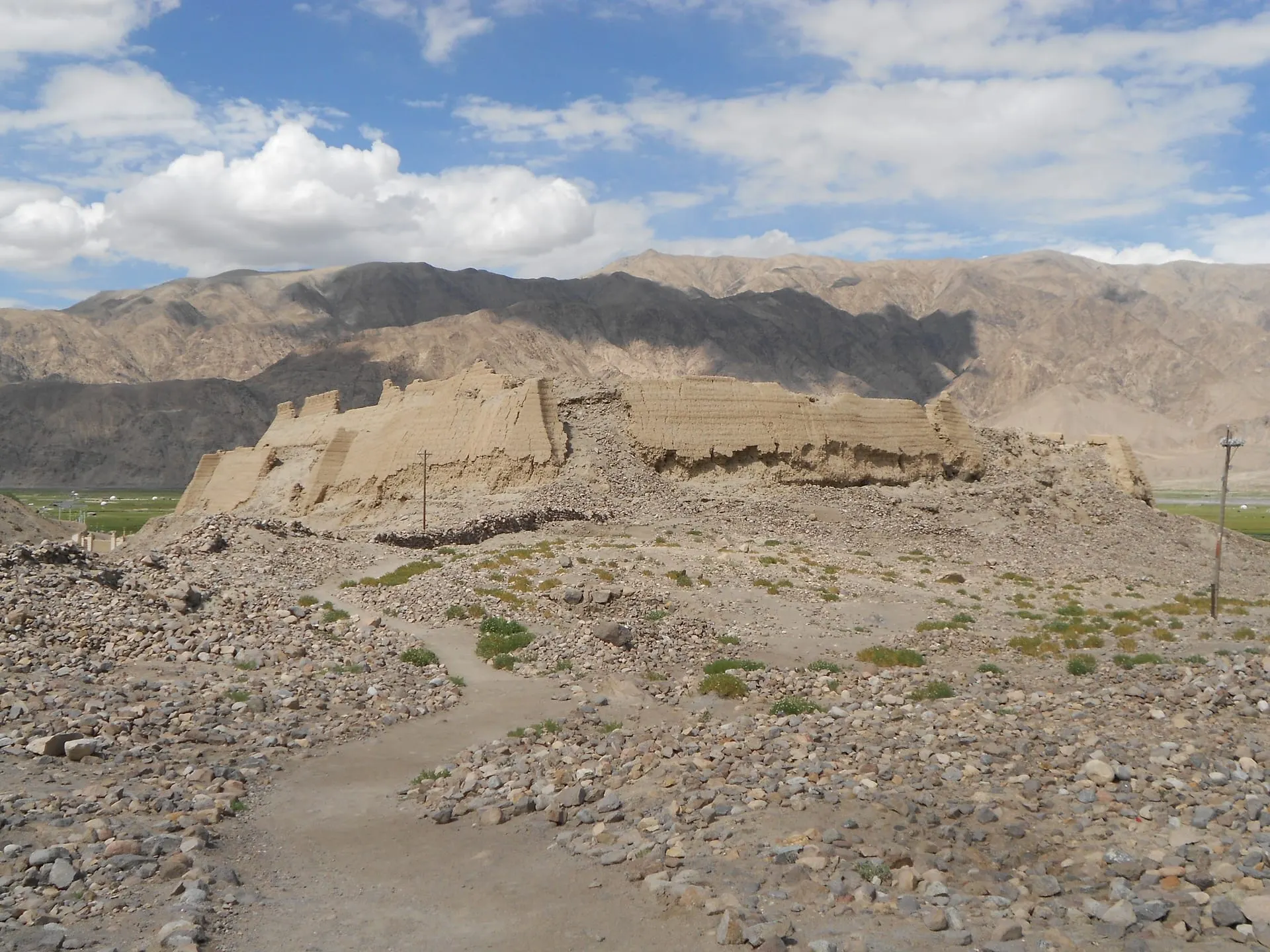 Tashkurgan Stone Fort (塔什库尔干石头城, Tǎshíkù'ěrgān Shítóu Chéng)