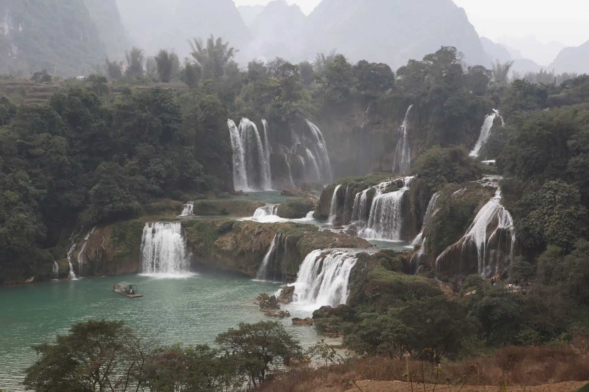 Detian Waterfall (德天瀑布, Détiān Pùbù)