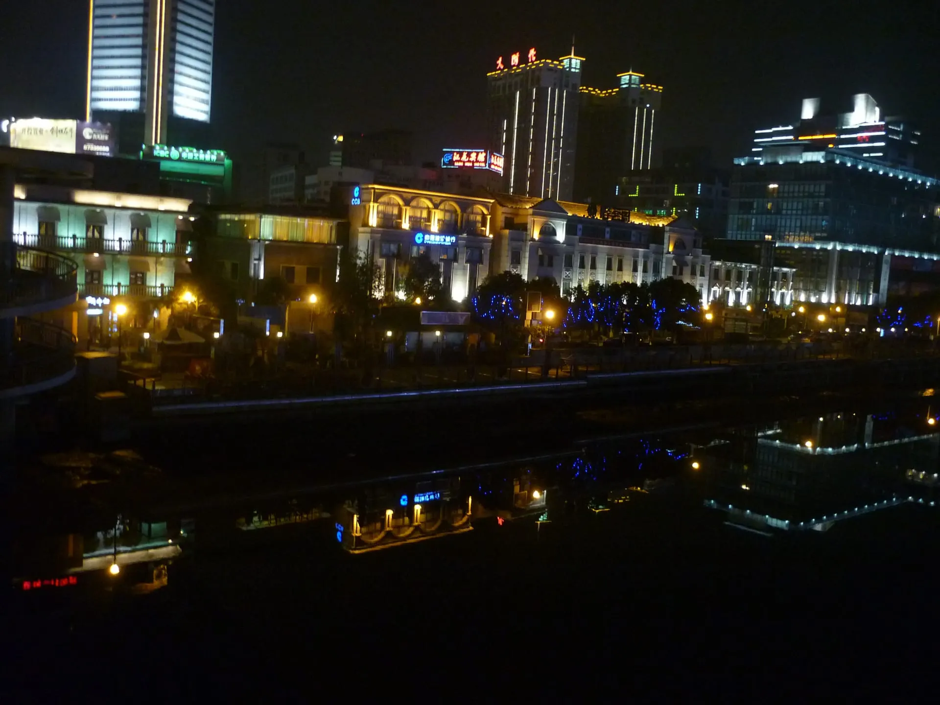 Old Bund (老外滩, Lǎo Wàitān)