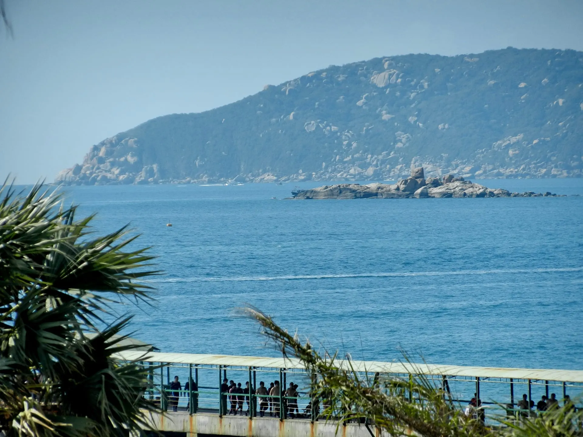 Yalong Bay (亚龙湾, Yàlóng Wān)