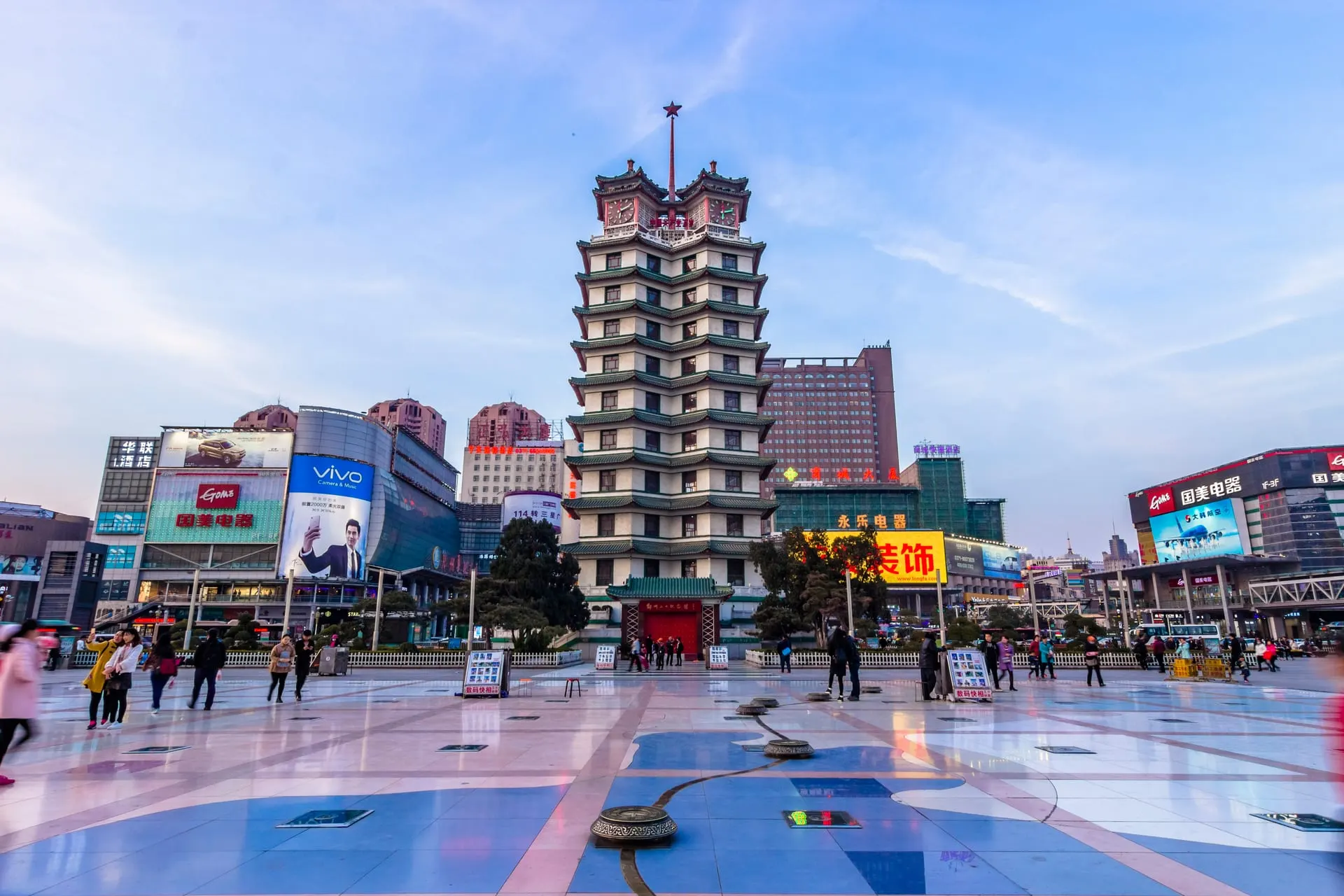 Erqi Memorial Tower (二七纪念塔, Èrqī Jìniàn Tǎ)