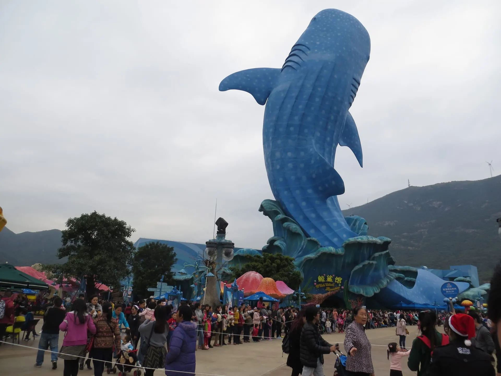 Chimelong Ocean Kingdom (长隆海洋王国, Chánglóng Hǎiyáng Wángguó)