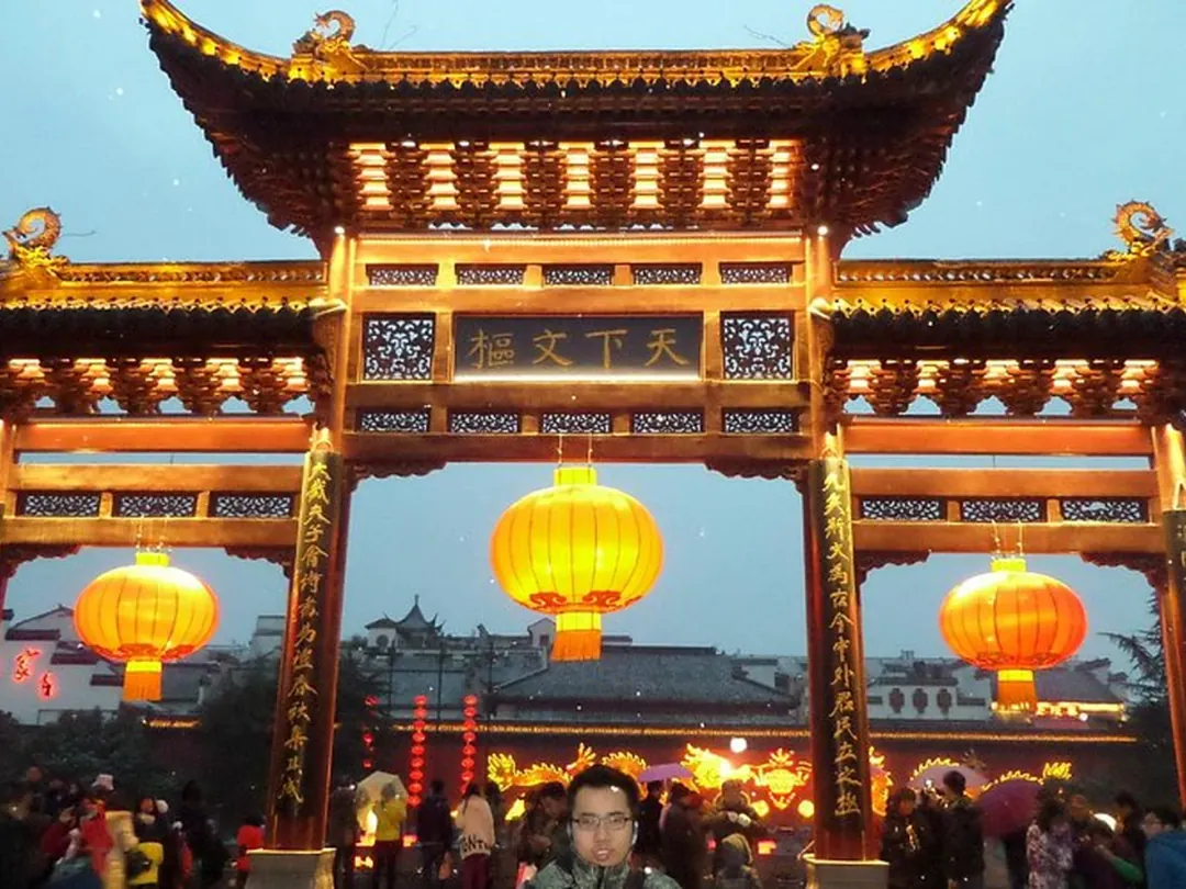 El Salón Dacheng del Templo de Confucio de Nankín, con la estatua de bronce de Confucio y el quemador de incienso