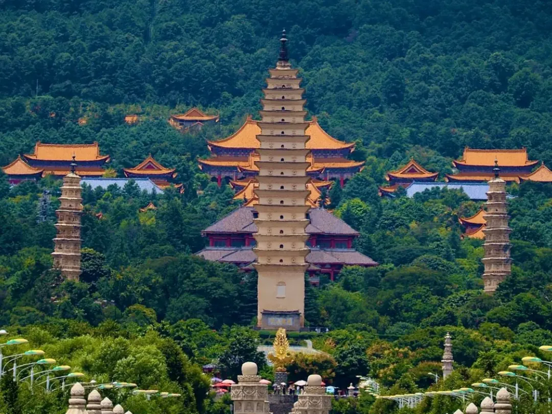 Three Pagodas of Dali and Reverse Reflection Park