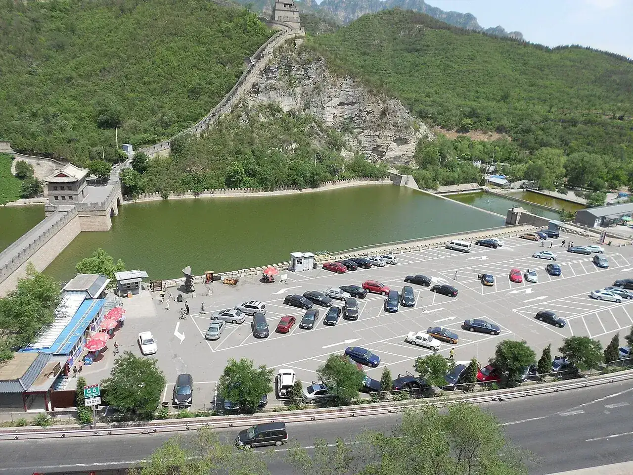 Wall-and-water scenery at a restored pass (photo: Juyongguan)