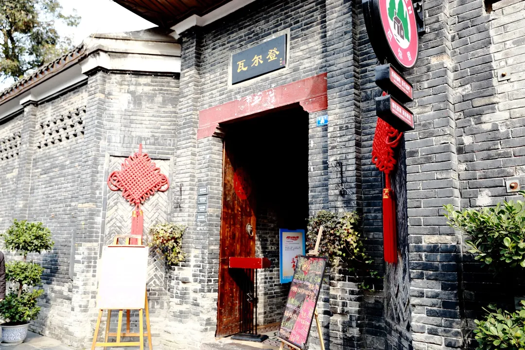 Wide and Narrow Alleys