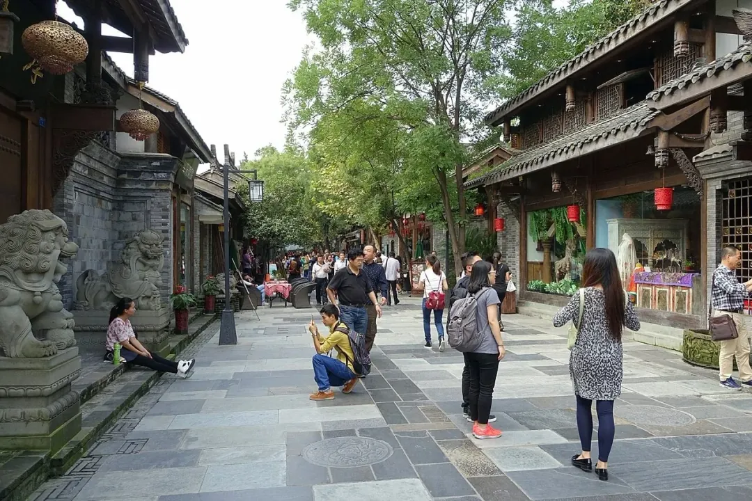 Wide and Narrow Alleys