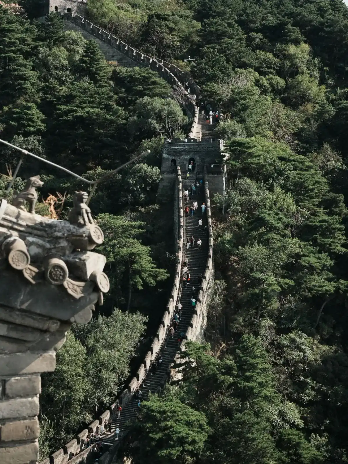 Steep stair descents between watchtowers (photo: Mutianyu)