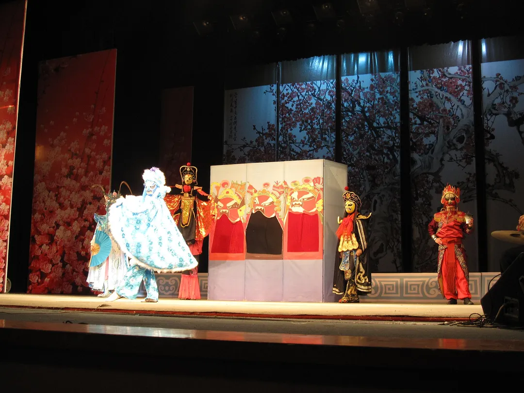 Sichuan Opera Show (Face Changing)