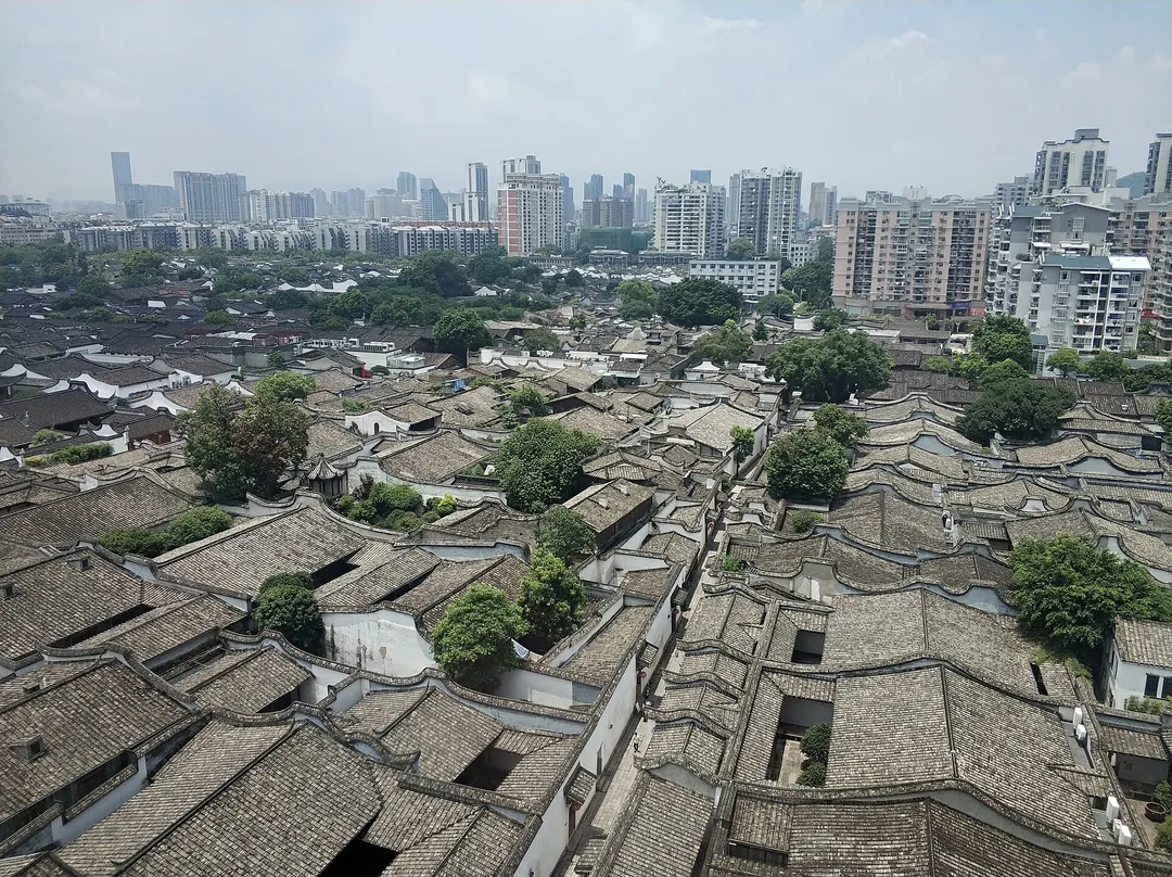 Three Lanes and Seven Alleys