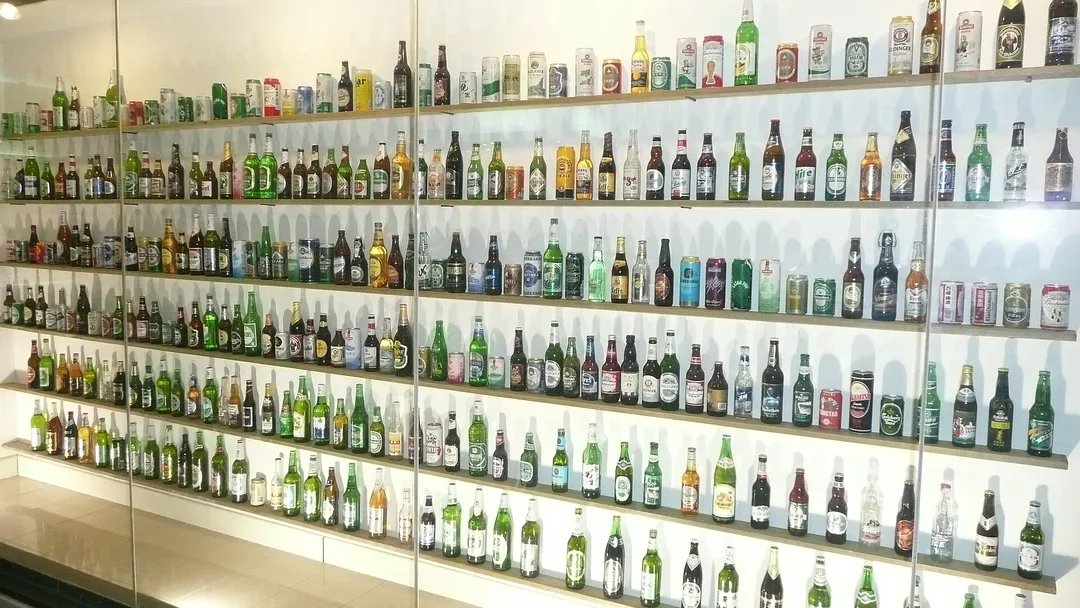 칭다오 맥주 박물관 입구의 홍등과 간판