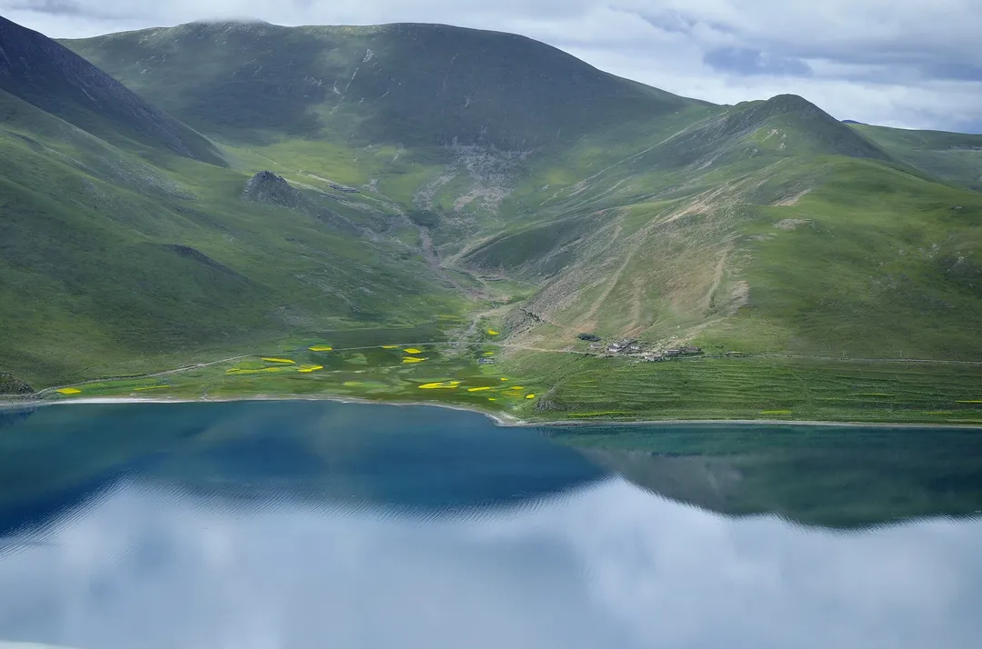 Yamdrok Lake