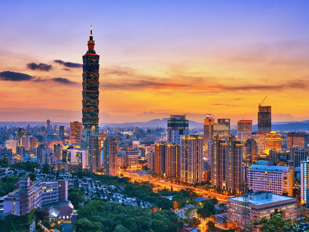 Skyline de Taipéi al atardecer con la torre Taipei 101 iluminada, visto desde un mirador elevado